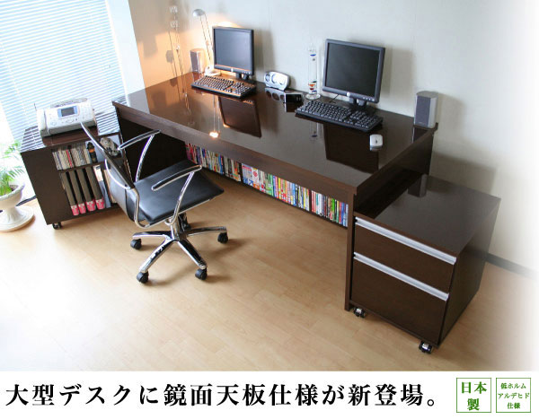 大型デスクに鏡面天板仕様が新登場。